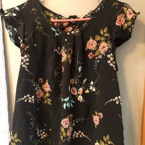Short sleeve floral top